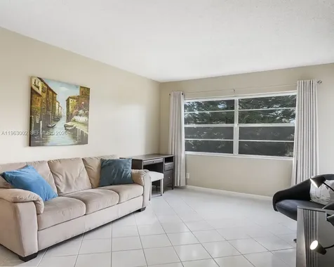 4805 NW 35th Street Lauderdale Lakes FL 33319
