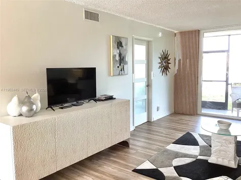 9423 S Hollybrook Lake Drive Pembroke Pines FL 33025