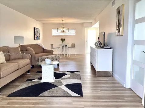 9423 S Hollybrook Lake Drive Pembroke Pines FL 33025