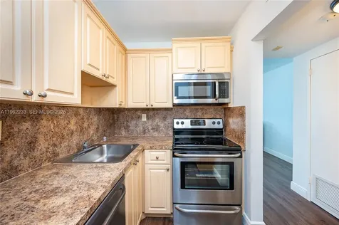 2899 Collins Avenue Miami Beach FL 33140