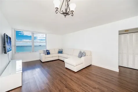 2899 Collins Avenue Miami Beach FL 33140