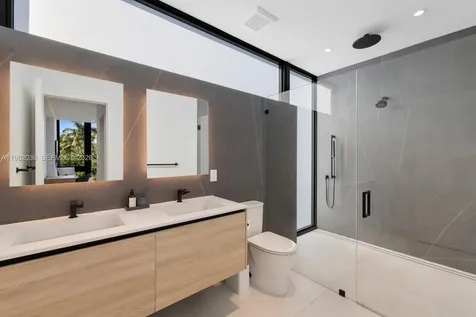 621 W 44th Street Miami Beach FL 33140