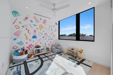 621 W 44th Street Miami Beach FL 33140