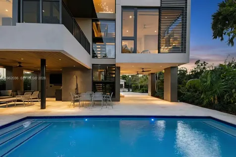 621 W 44th Street Miami Beach FL 33140