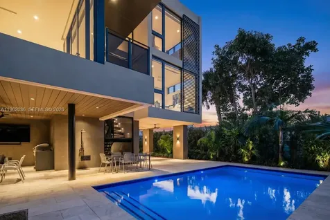 621 W 44th Street Miami Beach FL 33140