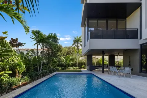 621 W 44th Street Miami Beach FL 33140