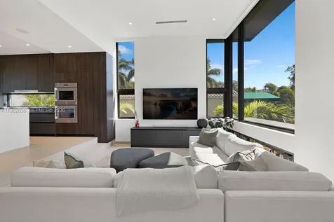 621 W 44th Street Miami Beach FL 33140