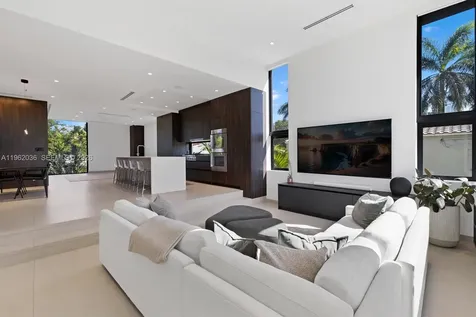 621 W 44th Street Miami Beach FL 33140