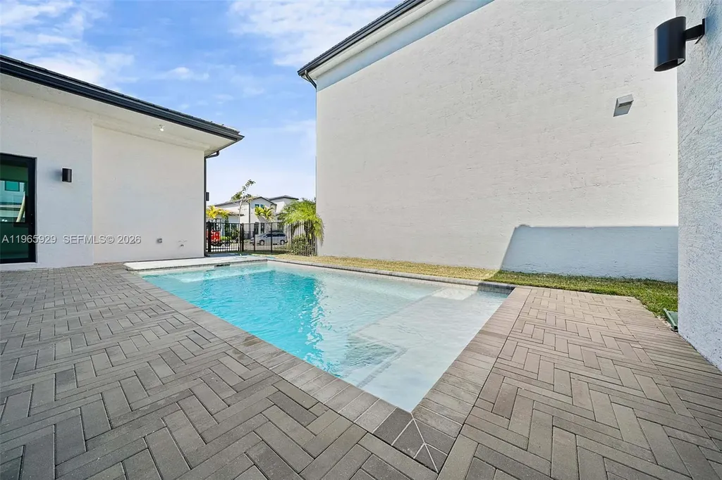 5718 Ashwood Circle W Hollywood FL 33312