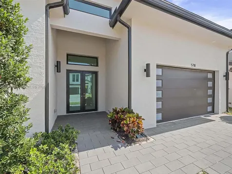 5718 Ashwood Circle W Hollywood FL 33312