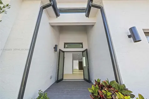 5718 Ashwood Circle W Hollywood FL 33312
