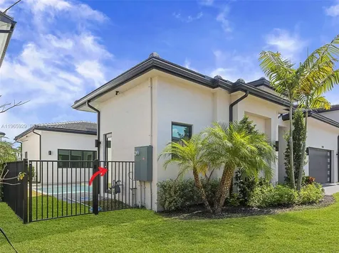 5718 Ashwood Circle W Hollywood FL 33312