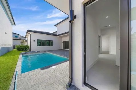5718 Ashwood Circle W Hollywood FL 33312