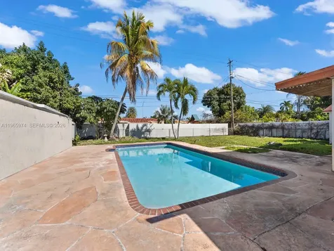 655 W 70th Place Hialeah FL 33014
