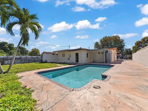 655 W 70th Place Hialeah FL 33014