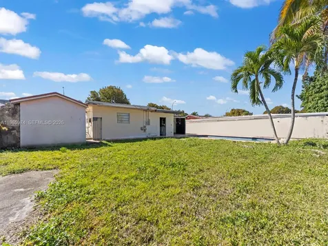 655 W 70th Place Hialeah FL 33014
