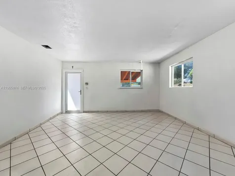 655 W 70th Place Hialeah FL 33014