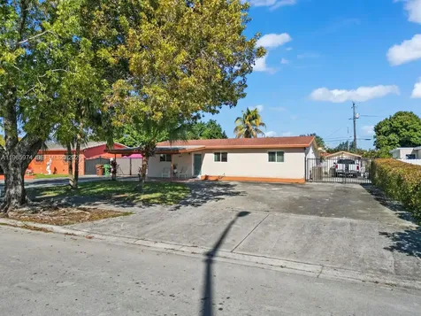 655 W 70th Place Hialeah FL 33014