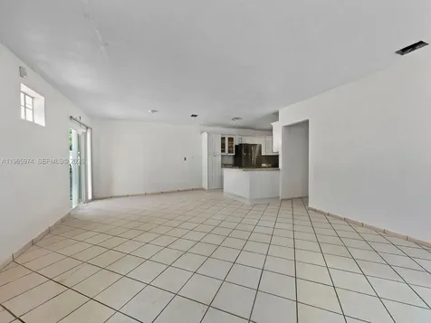 655 W 70th Place Hialeah FL 33014