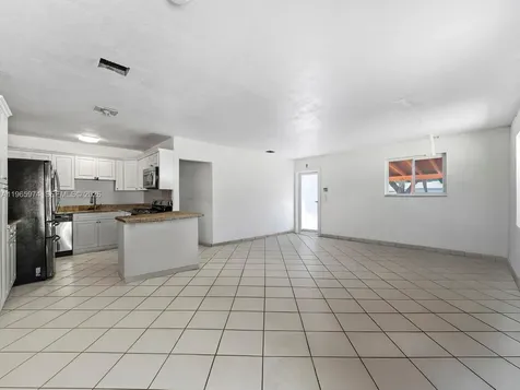 655 W 70th Place Hialeah FL 33014