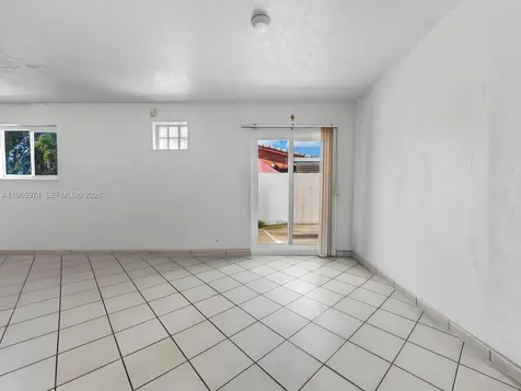 655 W 70th Place Hialeah FL 33014