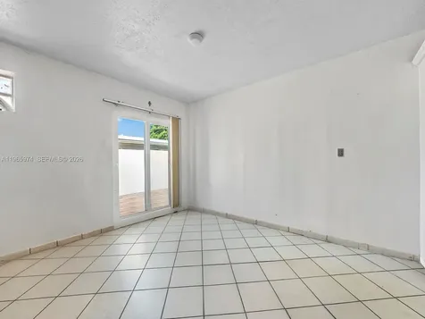 655 W 70th Place Hialeah FL 33014