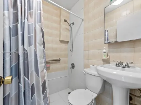 655 W 70th Place Hialeah FL 33014