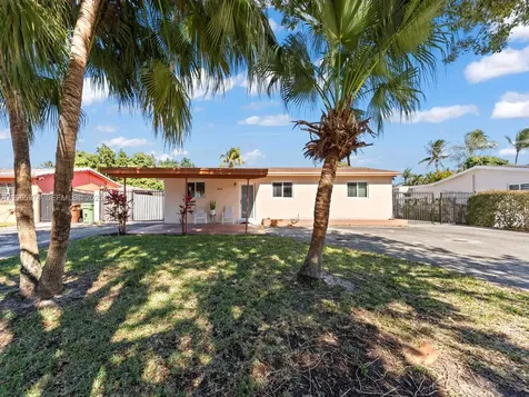 655 W 70th Place Hialeah FL 33014
