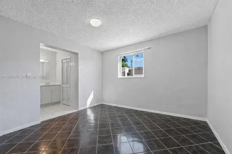 655 W 70th Place Hialeah FL 33014