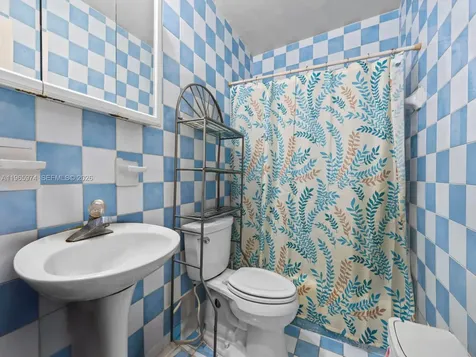655 W 70th Place Hialeah FL 33014