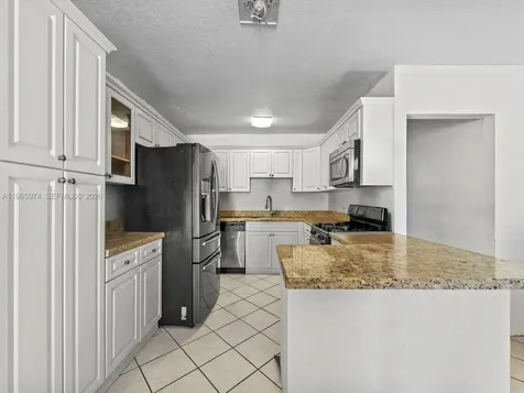 655 W 70th Place Hialeah FL 33014