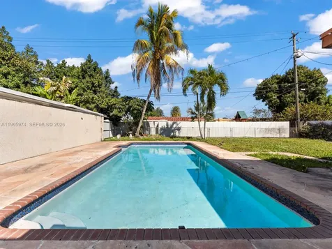 655 W 70th Place Hialeah FL 33014