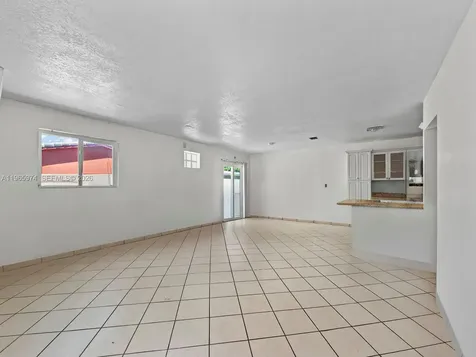 655 W 70th Place Hialeah FL 33014