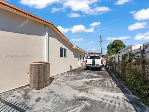655 W 70th Place Hialeah FL 33014