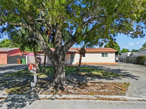 655 W 70th Place Hialeah FL 33014