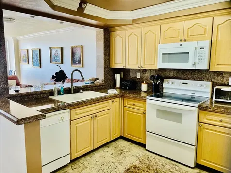 2555 Collins Avenue Miami Beach FL 33140