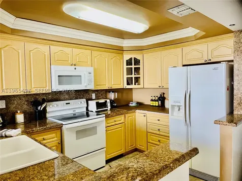 2555 Collins Avenue Miami Beach FL 33140