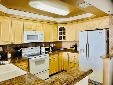 2555 Collins Avenue Miami Beach FL 33140