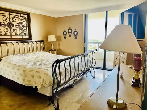 2555 Collins Avenue Miami Beach FL 33140