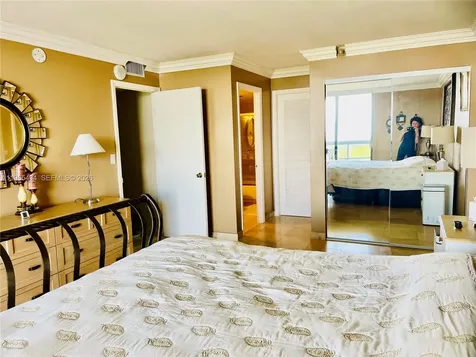 2555 Collins Avenue Miami Beach FL 33140
