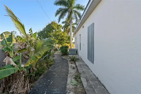 2025 NW 7th Terrace Cape Coral FL 33993