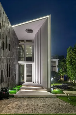 528 Lakeview Court Miami Beach FL 33140