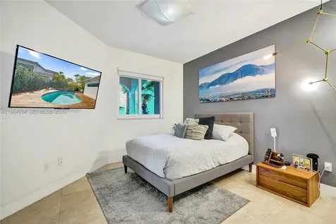 1662 Diplomat Drive Miami FL 33179
