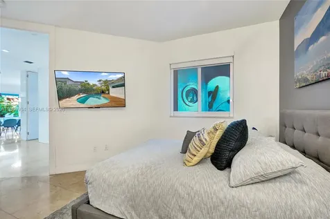 1662 Diplomat Drive Miami FL 33179
