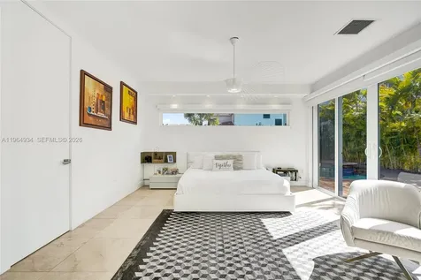 1662 Diplomat Drive Miami FL 33179