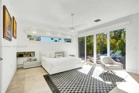 1662 Diplomat Drive Miami FL 33179