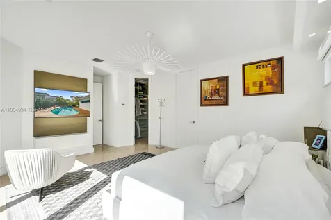 1662 Diplomat Drive Miami FL 33179