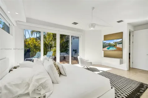 1662 Diplomat Drive Miami FL 33179