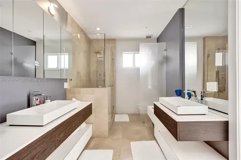 1662 Diplomat Drive Miami FL 33179