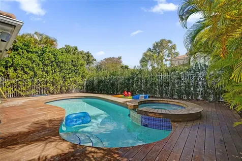 1662 Diplomat Drive Miami FL 33179